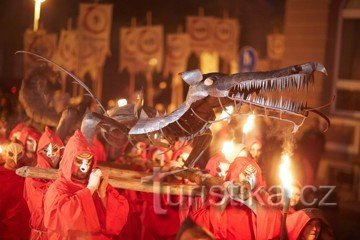 Trutnov - δράση Τον κουβαλούν ήδη