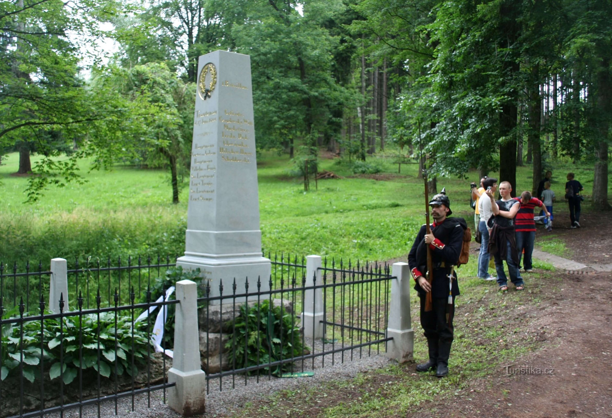 Trutnov, comentou NS walk O dia da batalha perto de Trutnov, memorial aos soldados caídos