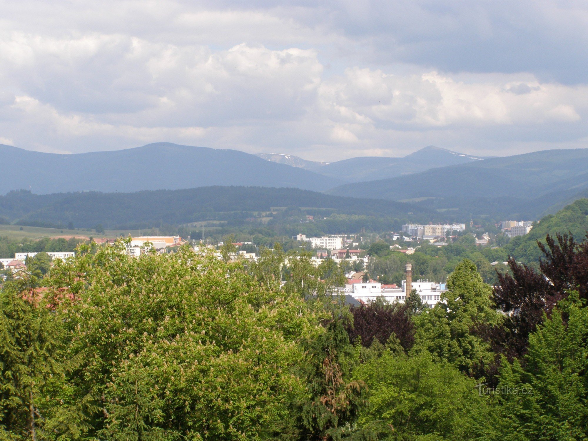 Trutnov - kaupungin puisto, metsäpuisto - näkymä jättiläisvuorille
