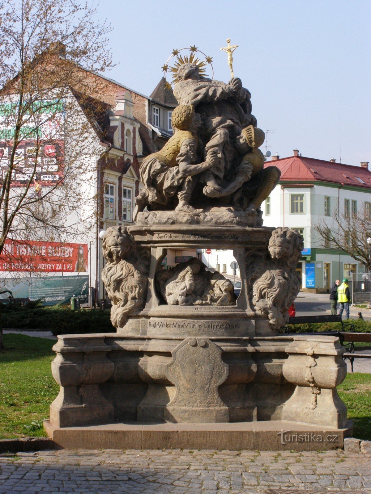 Trutnov - escultura del derrocamiento de St. Jan Nepomucký