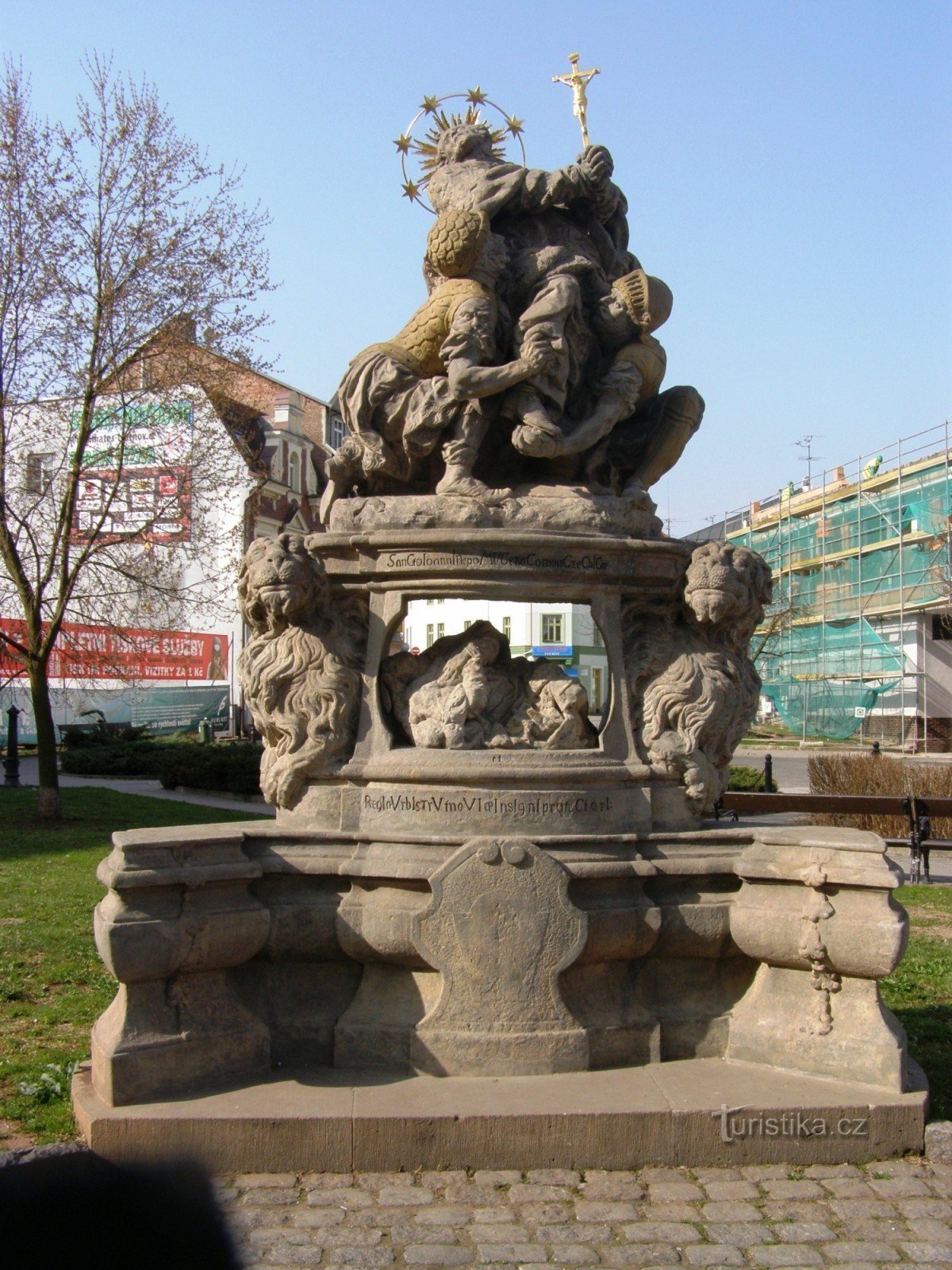 Trutnov - escultura del derrocamiento de St. Jan Nepomucký