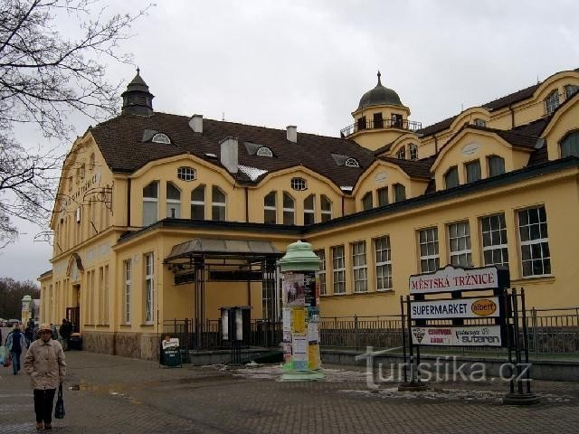 Markt: Funktionaler, reiner Zweckbau mit dreischiffiger Haupthalle. Eingebaut le