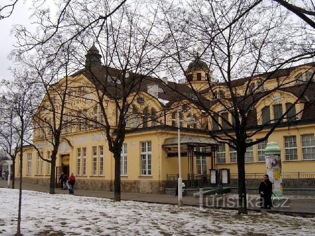 Třežnice - Vary: Zweckmäßiges, streng zweckgebundenes Gebäude mit dreischiffiger Haupthalle. Figuren