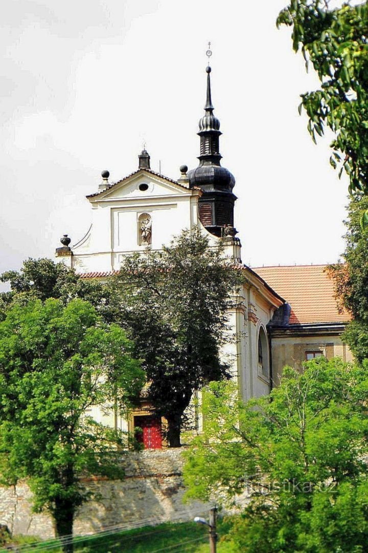 Tuchoměřice, kirken St. Velkommen