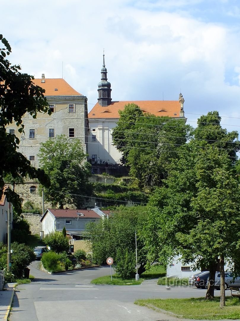 Tuchoměřice, slottet och kyrkan St. Välkommen