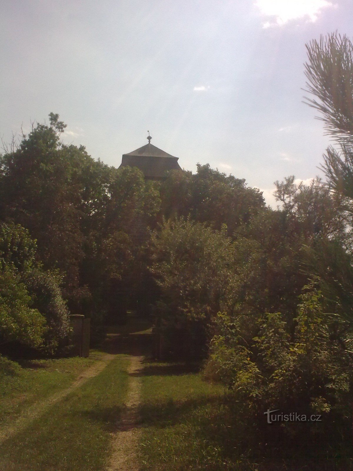 Tuchoraz - una fortezza nascosta nel verde degli alberi