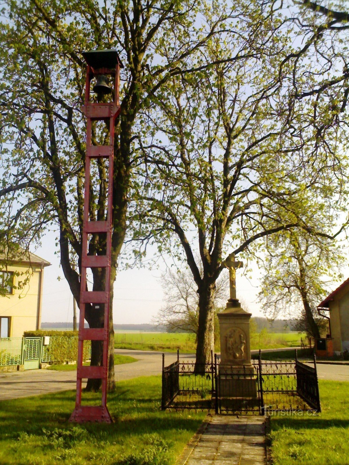 Piscina - monumento de la crucifixión con una campana