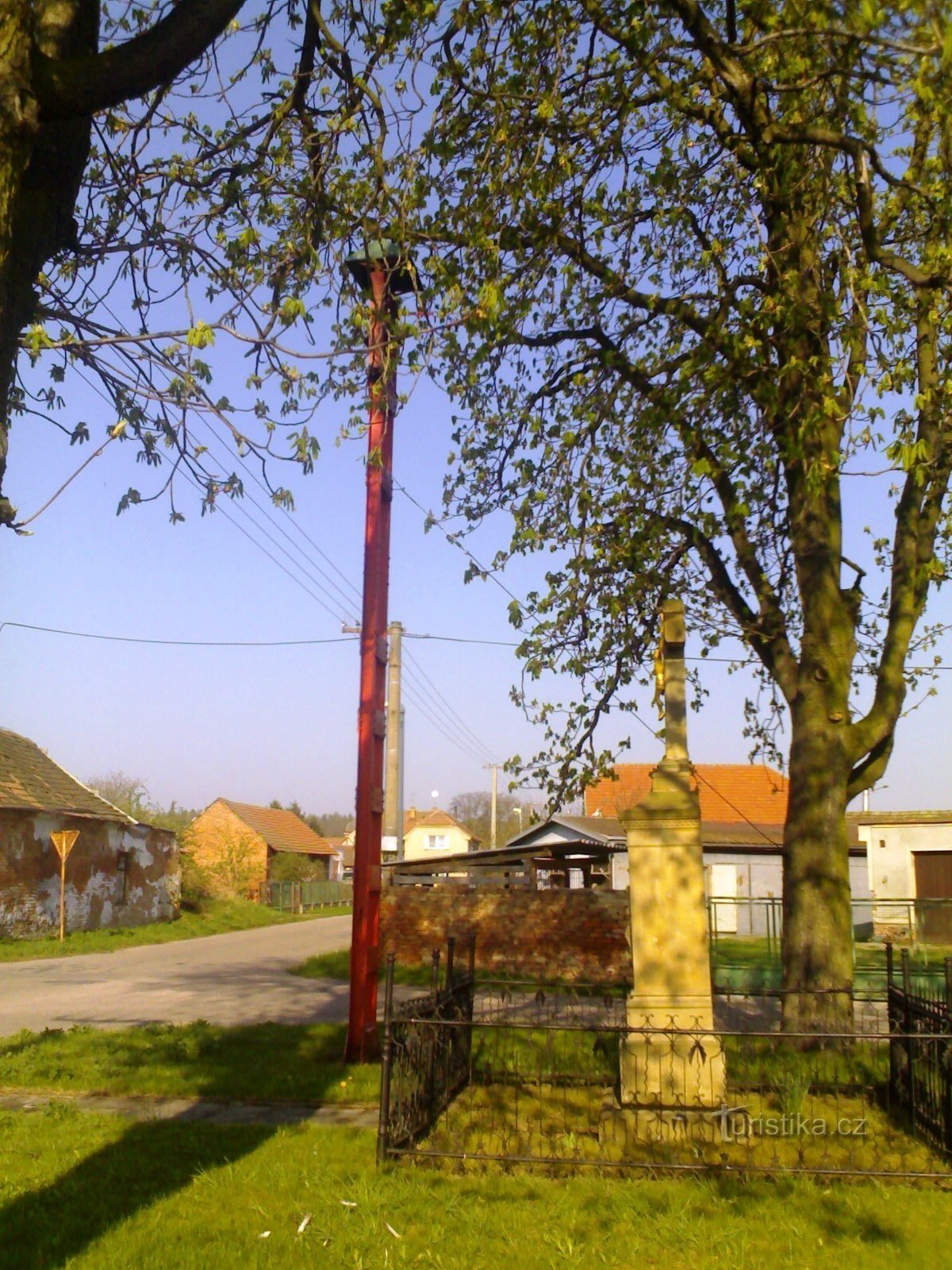 Piscine - monument de la crucifixion avec cloche