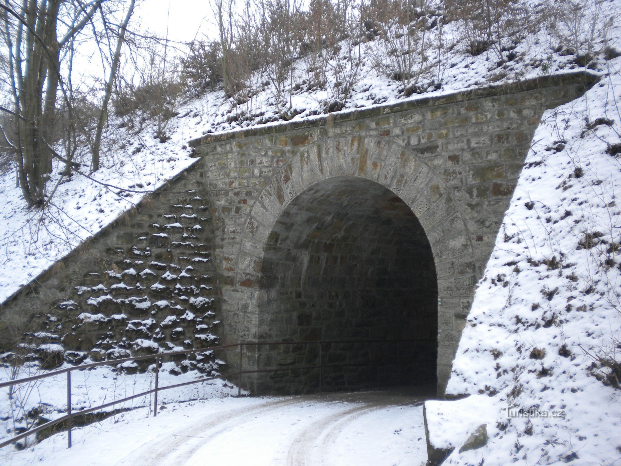 Tunnel unter den Gleisen.