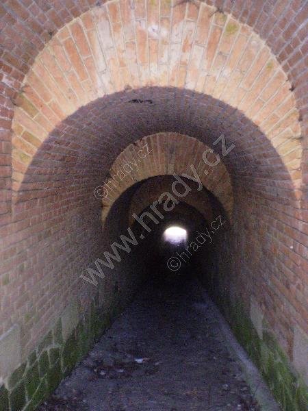 tunely v železničním náspu