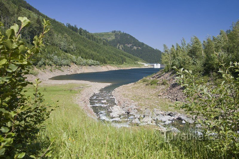 Une colline émoussée au-dessus d'un réservoir de vallée