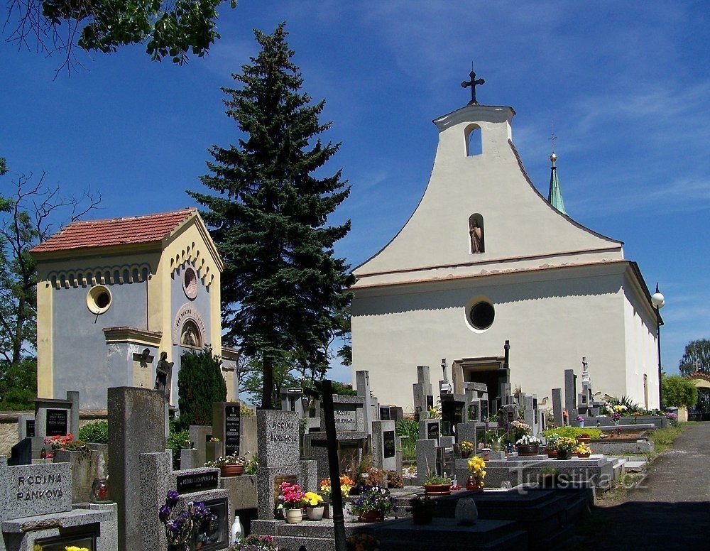 Tuřany - cementerio cerca de la Iglesia de la Asunción de la Virgen María