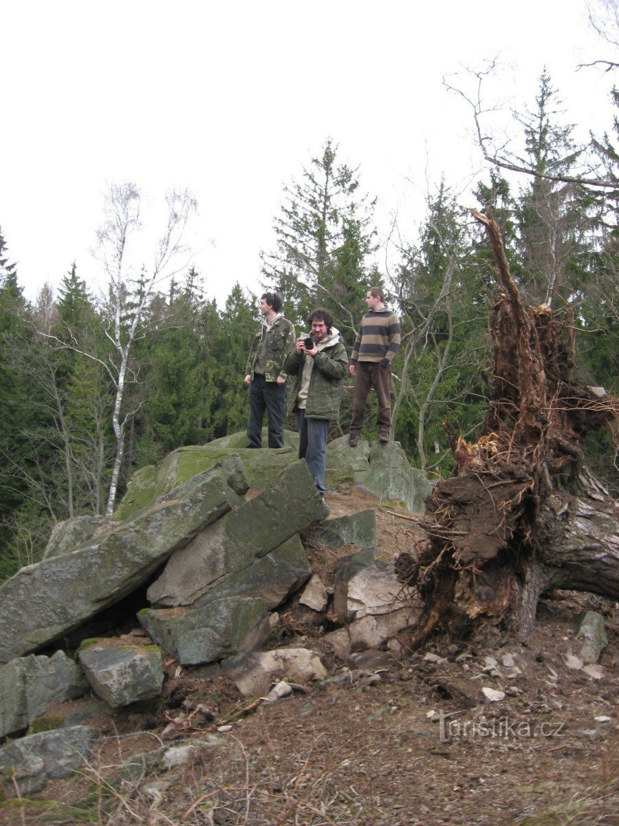 Touristes sur la pierre du diable