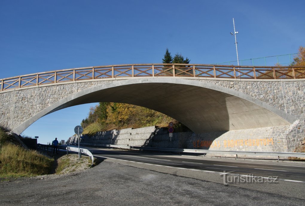 Červenohorské 鞍座上的旅游人行天桥