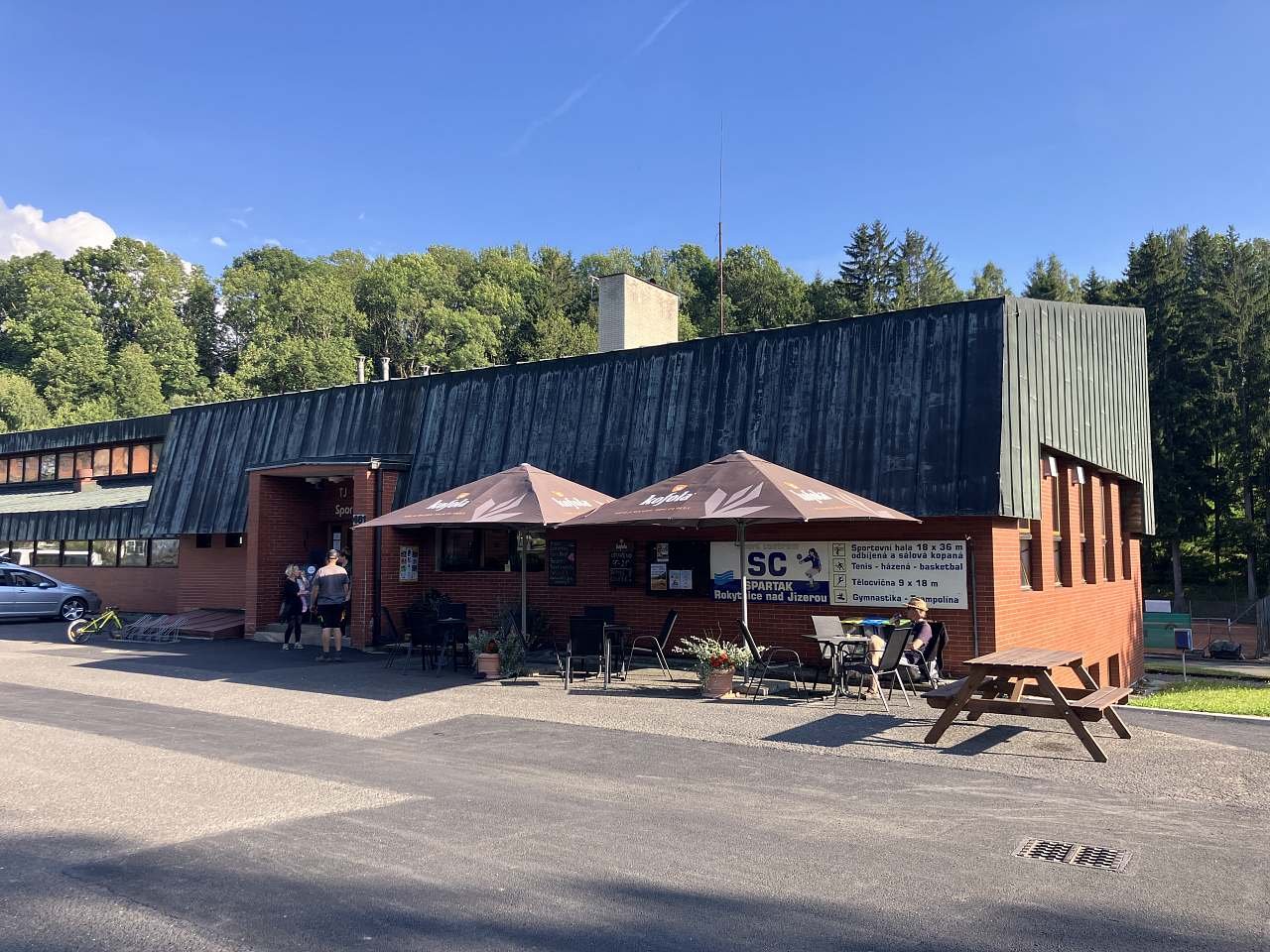 Turistická ubytovna ve sportovní hale.
