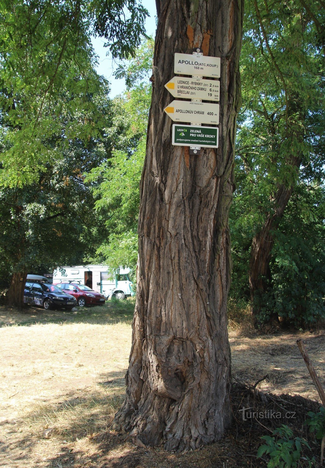 Apollon turistiristeys sijaitsee parkkipaikan reunalla