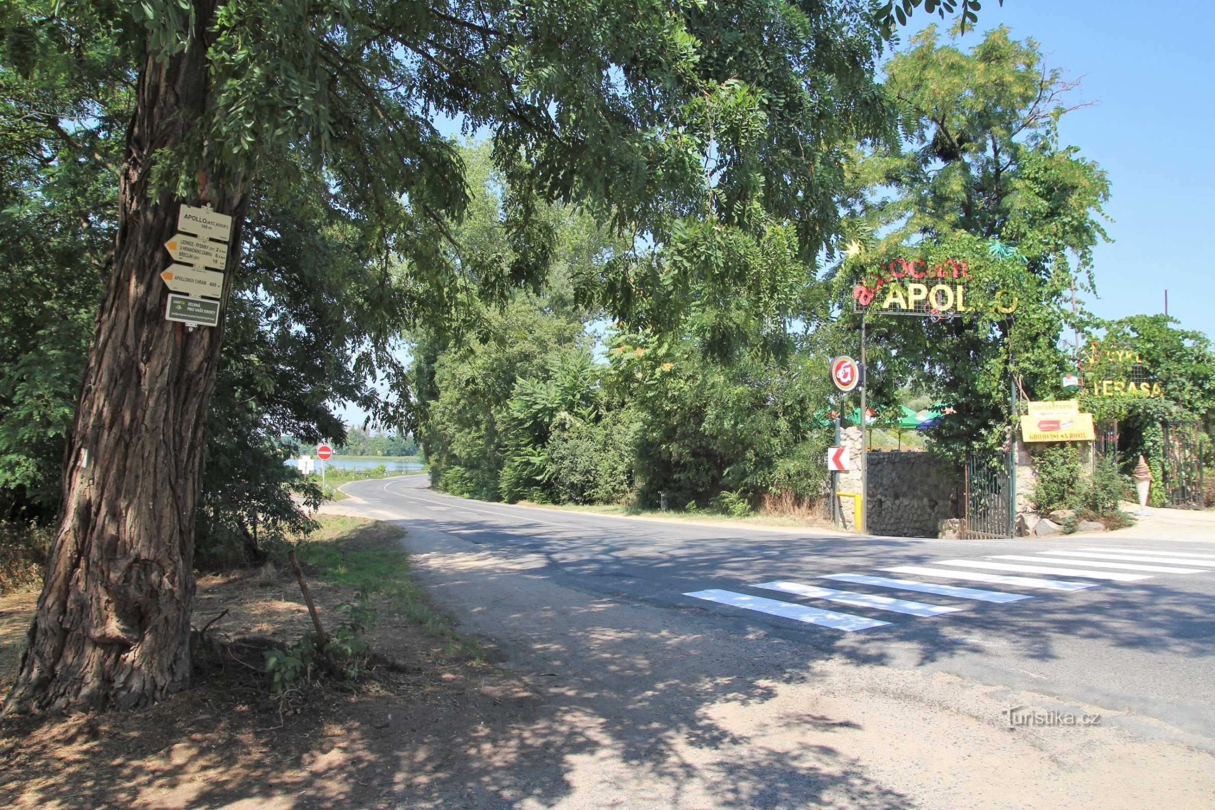 Apollon turistiristeys sijaitsee samannimisen leirin sisäänkäyntiä vastapäätä