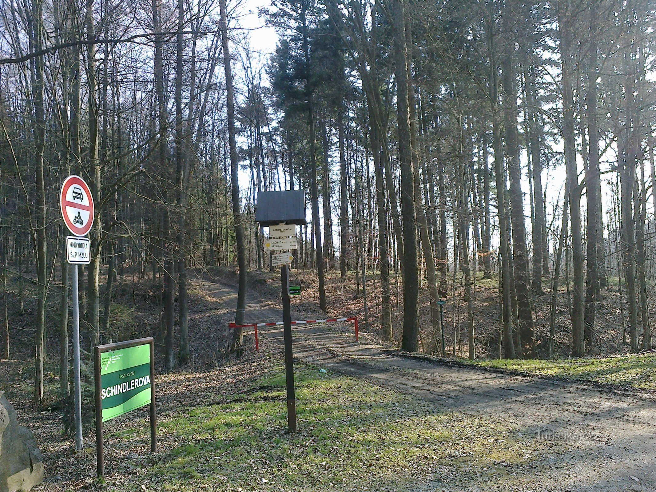 Encruzilhada turística do MZLU Křtiny Arboretum