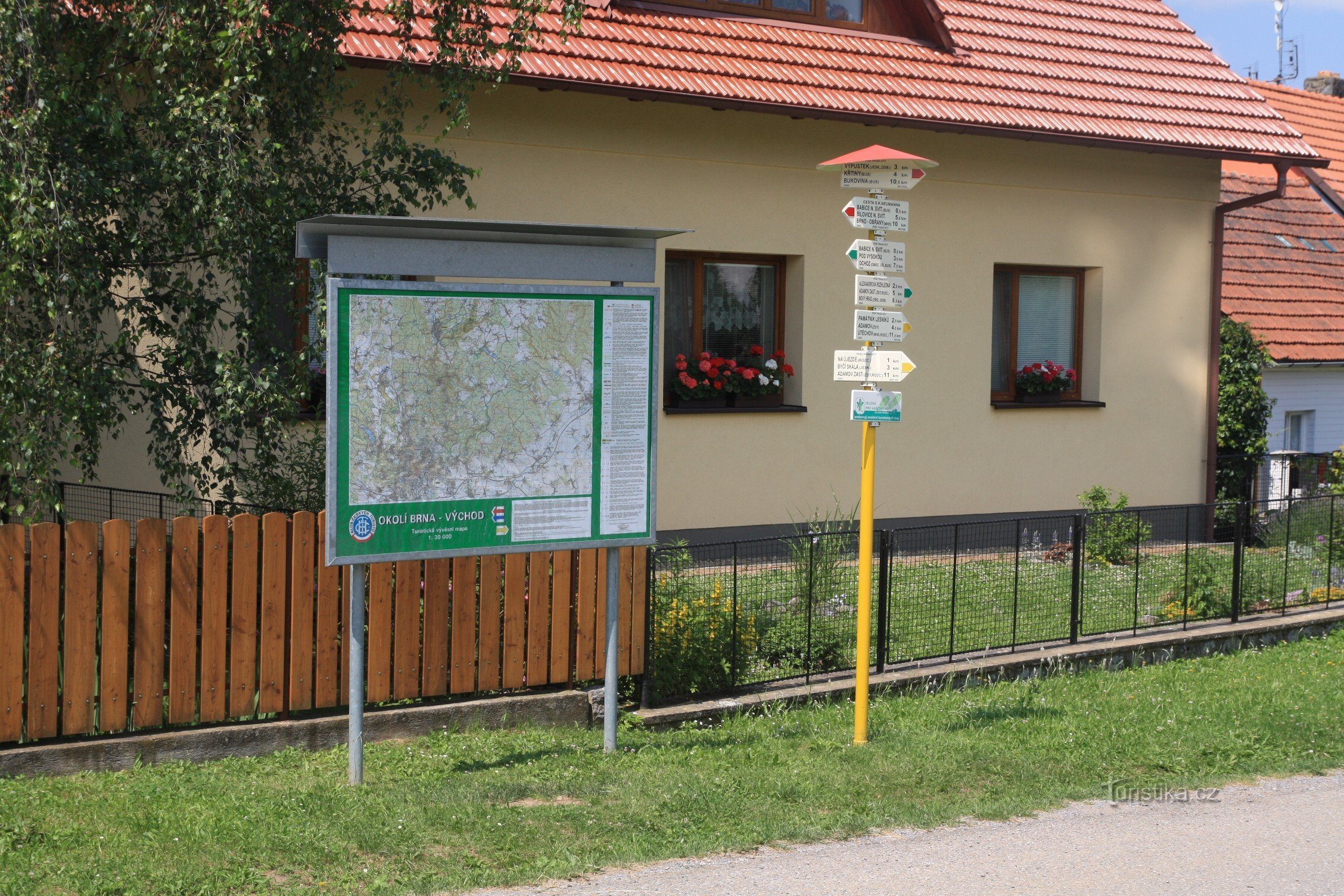 Turistické rozcestí Babice nad Svitavou, horní konec