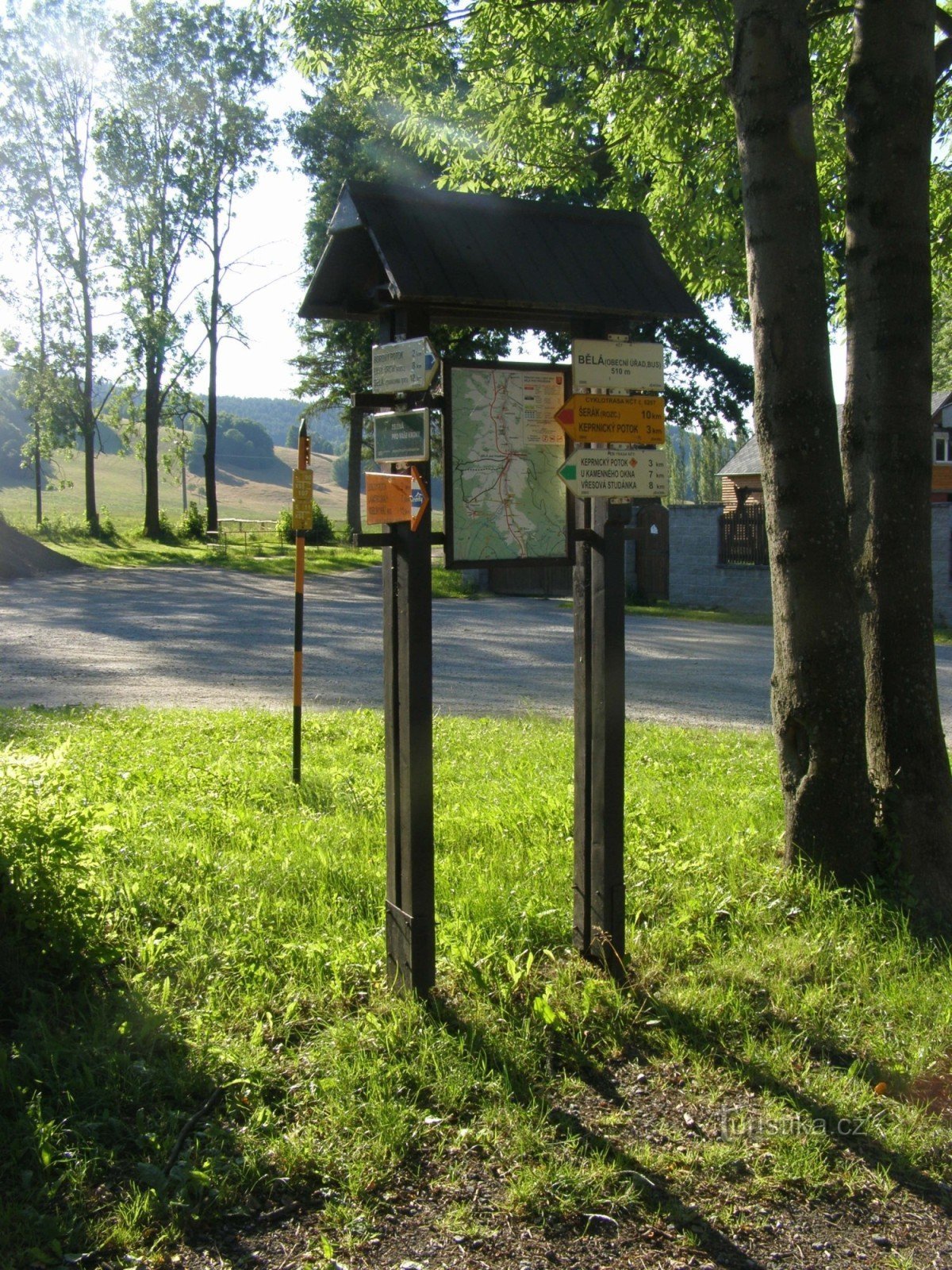 туристичне перехрестя Bělá pod Pradědem - автобус, муніципальний офіс