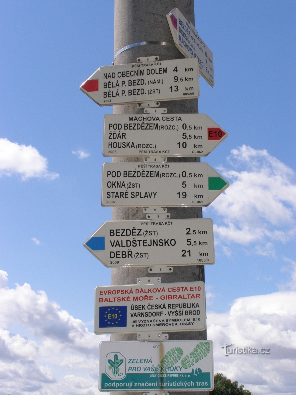 toeristisch kruispunt Bezděz - dorp