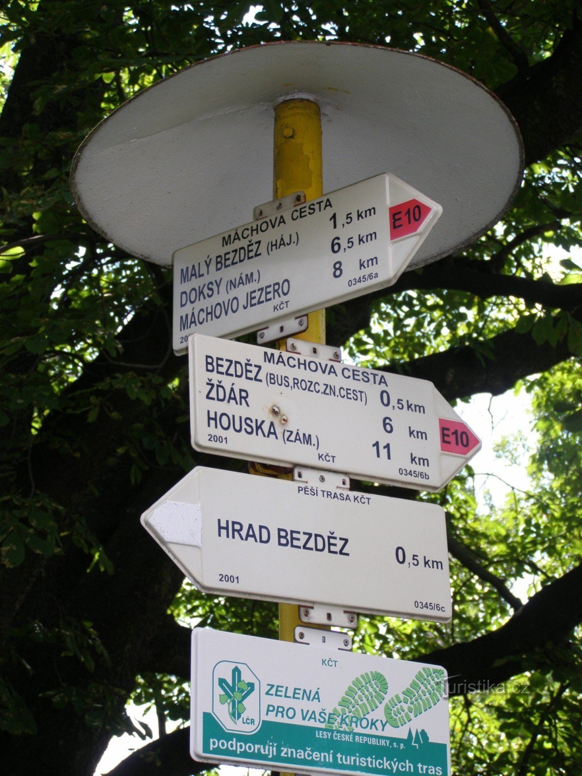 tourist crossroads Bezděz - under the castle