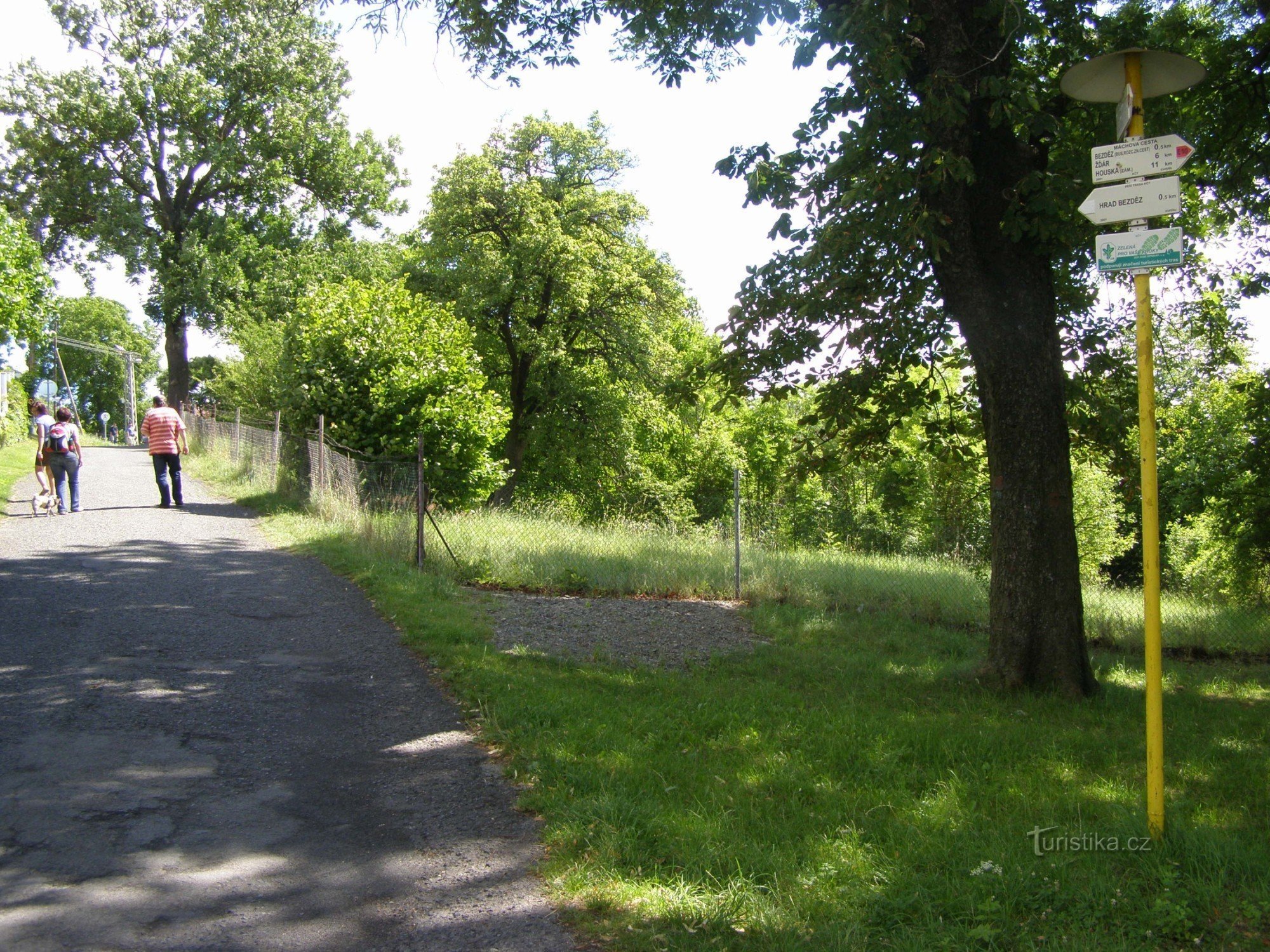 tourist crossroads Bezděz - under the castle