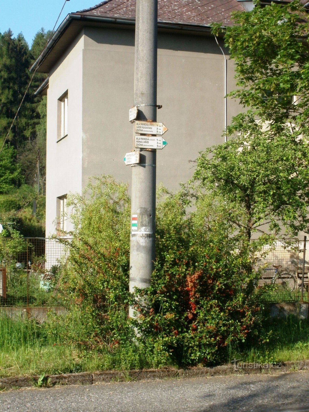 toeristisch kruispunt Bílá Třemešná - op het kruispunt