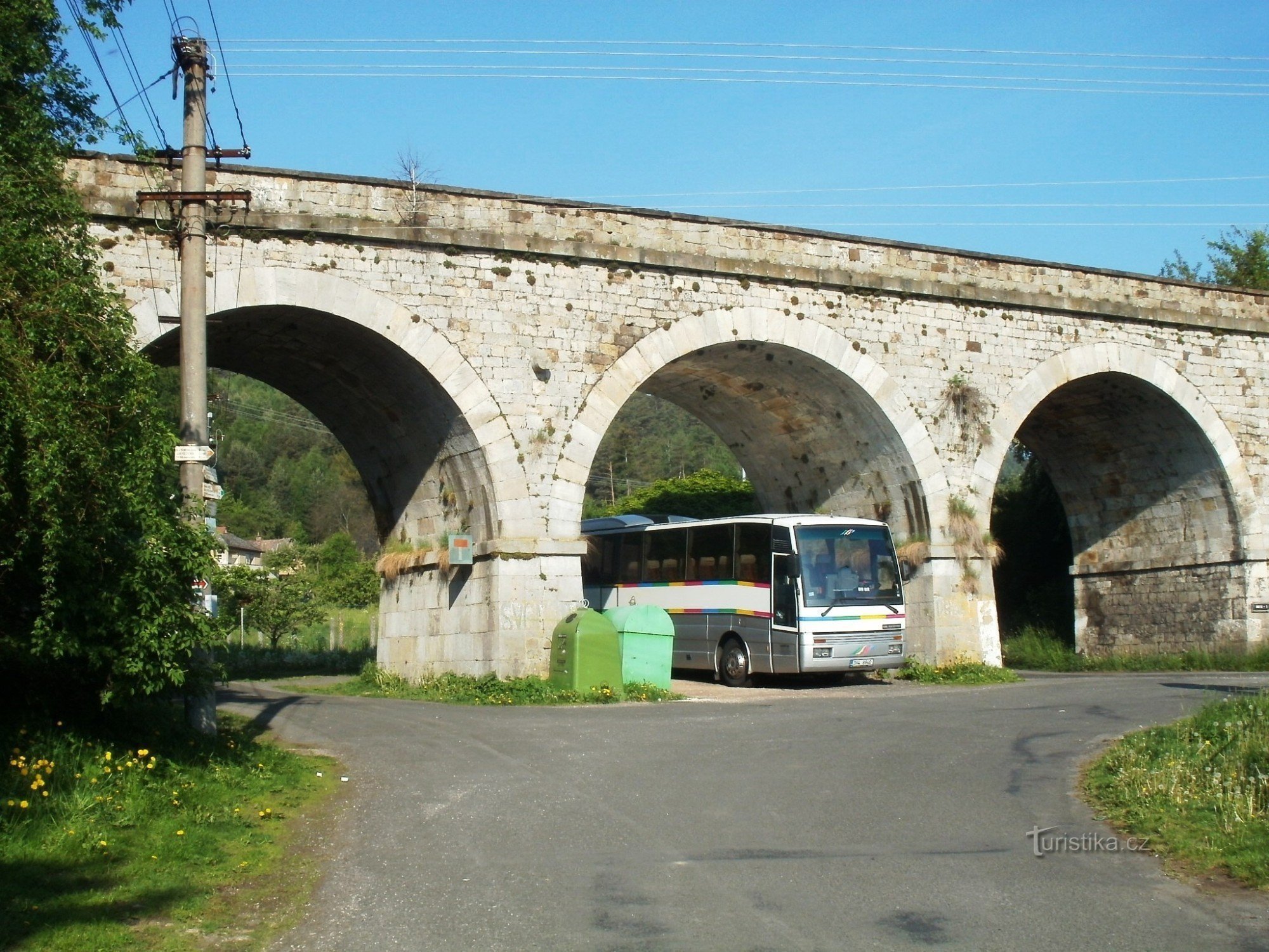 turistické rozcestí Bílá Třemešná - u železničního mostu