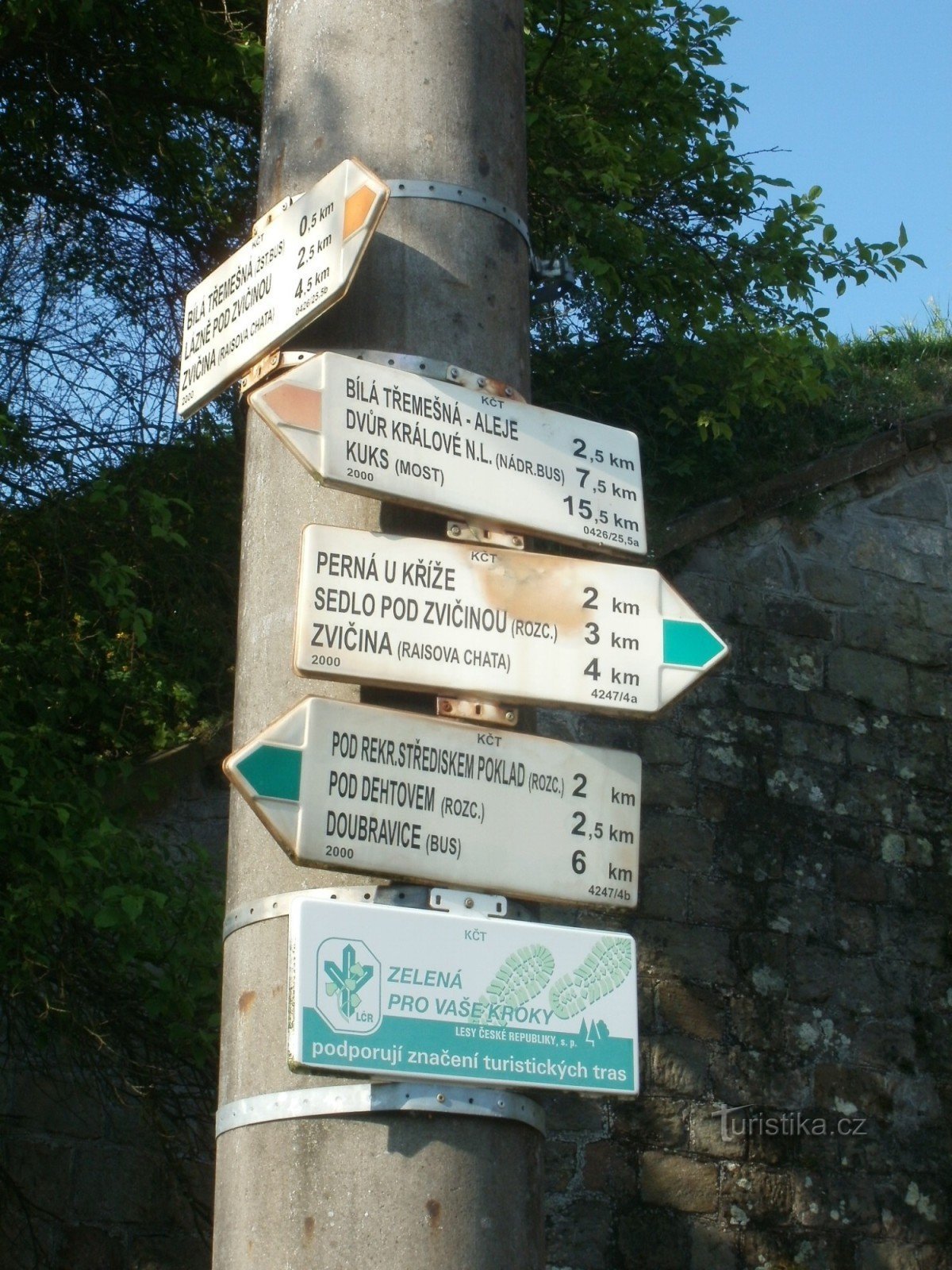 turisztikai útkereszteződés Bílá Třemešná - a vasúti híd közelében