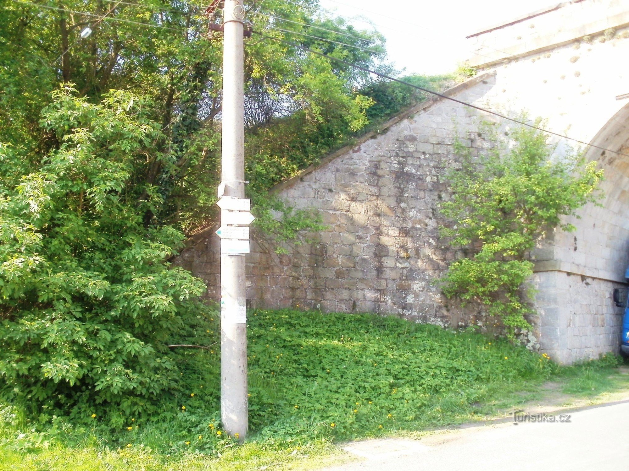 encrucijada turística Bílá Třemešná - cerca del puente ferroviario