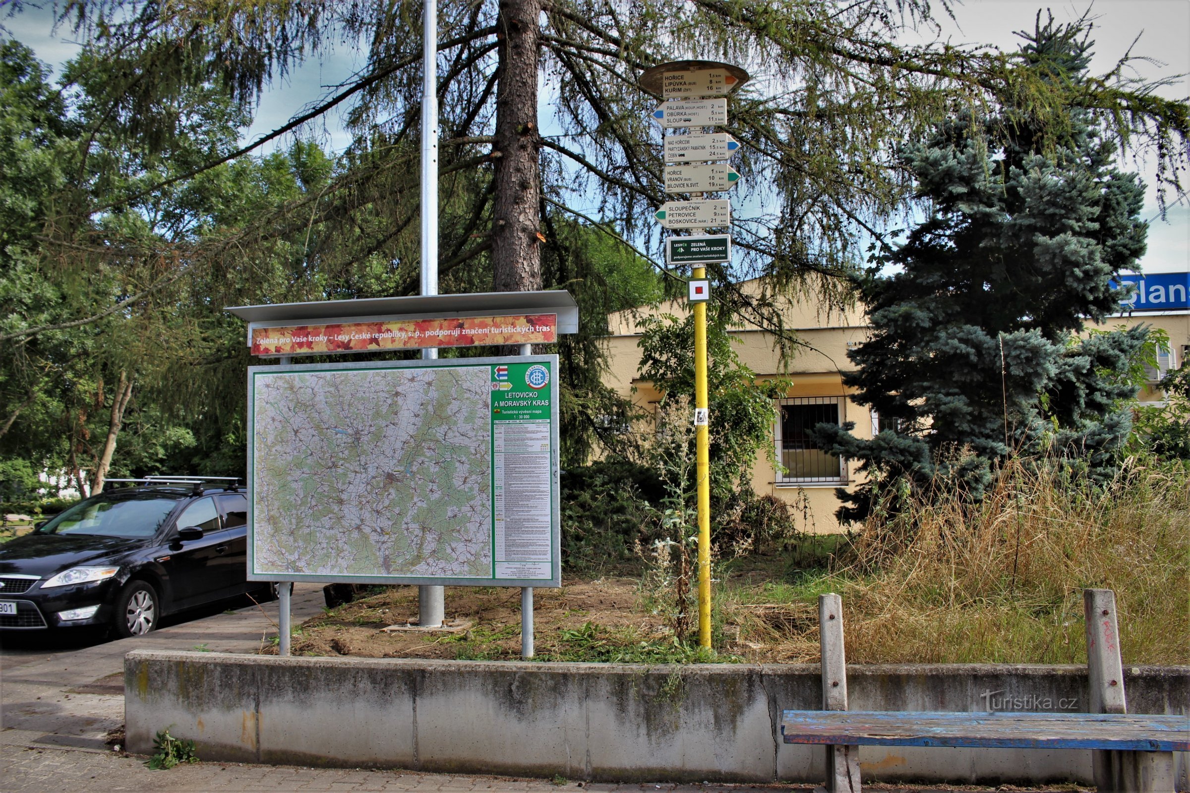Туристический перекресток Бланско-Место с туристической картой Летовика и Моравского карста