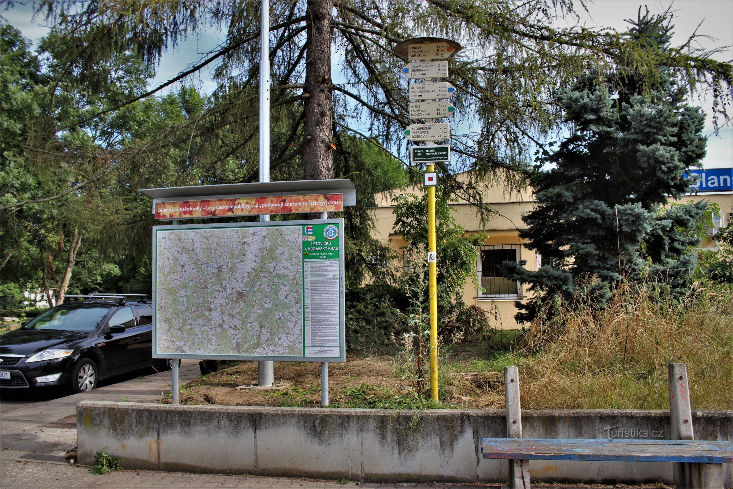 Τουριστικό σταυροδρόμι Blansko-město με τουριστικό χάρτη του Letovick και του Moravian Karst