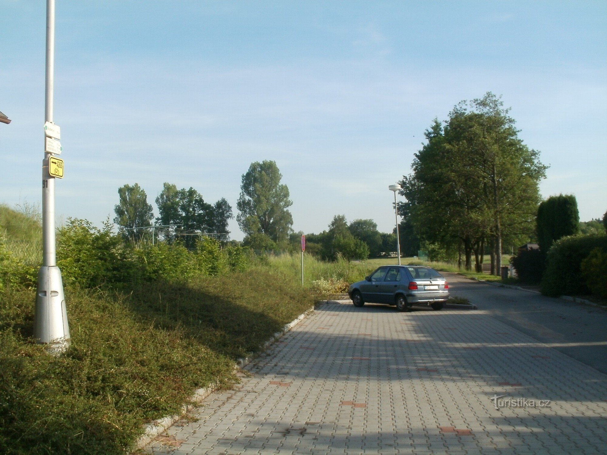 skrzyżowanie turystyczne Blešno - w pobliżu placu zabaw