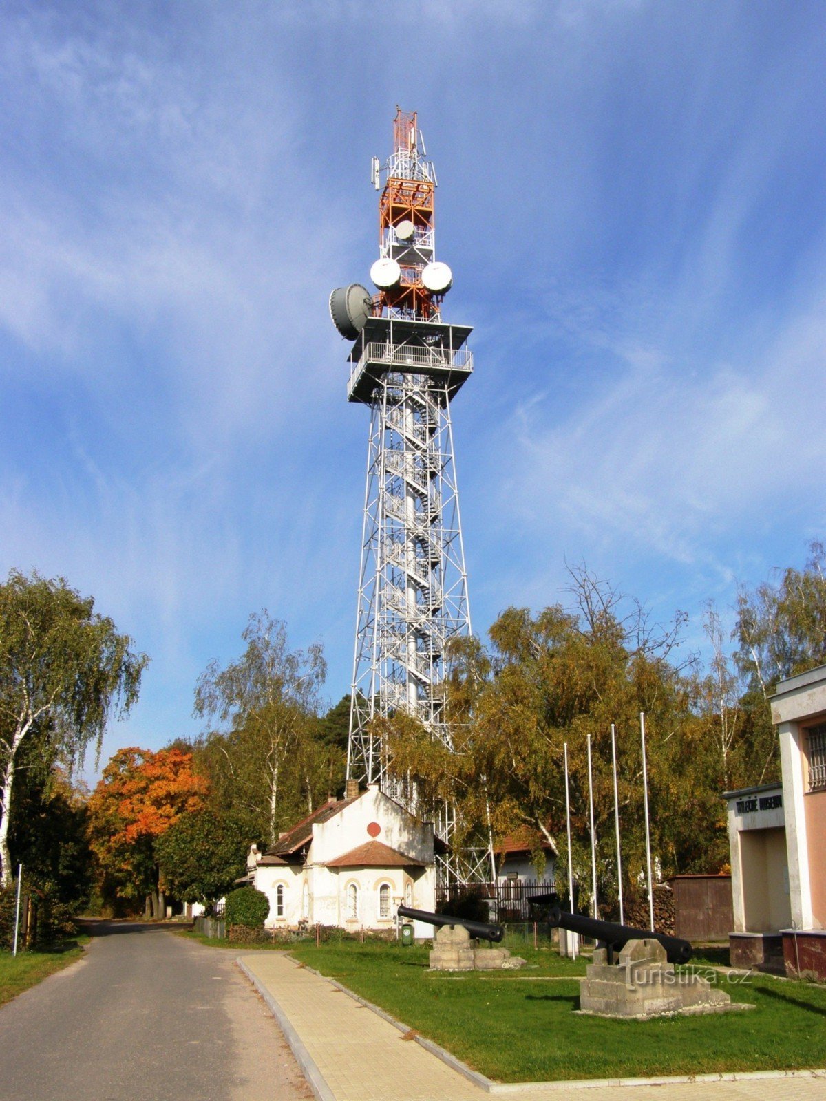 encruzilhada turística do campo de batalha em Chlum - perto da torre de vigia