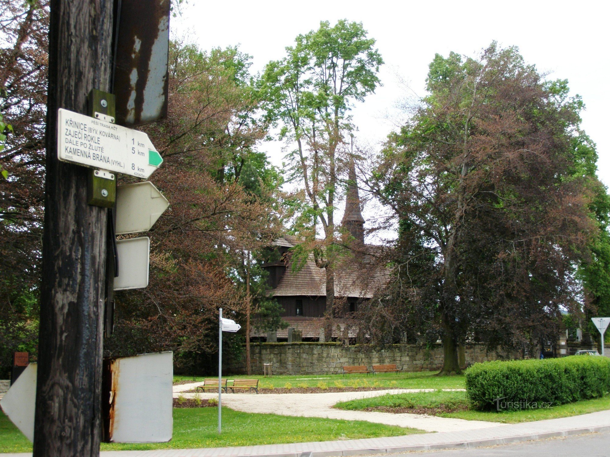 encrucijada turística Broumov - cerca de la iglesia de madera (cerca del hospital)