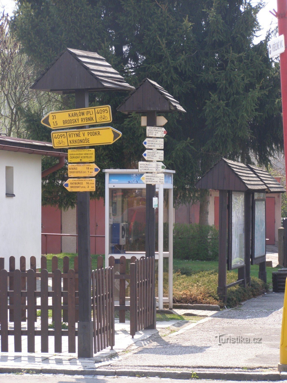 turistkorsning Červený Kostelec - busstation