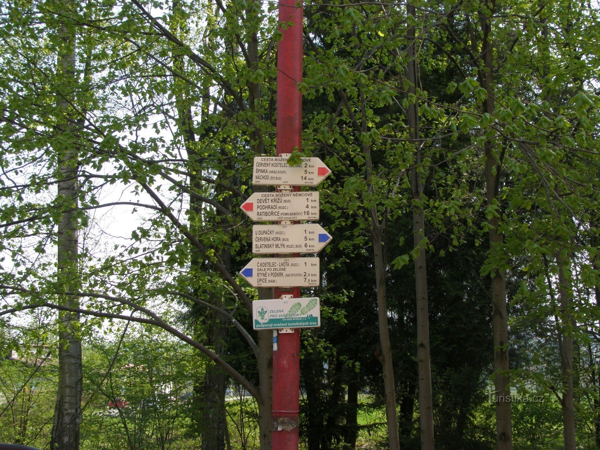 toeristisch kruispunt Červený Kostelec - treinstation, treinstation