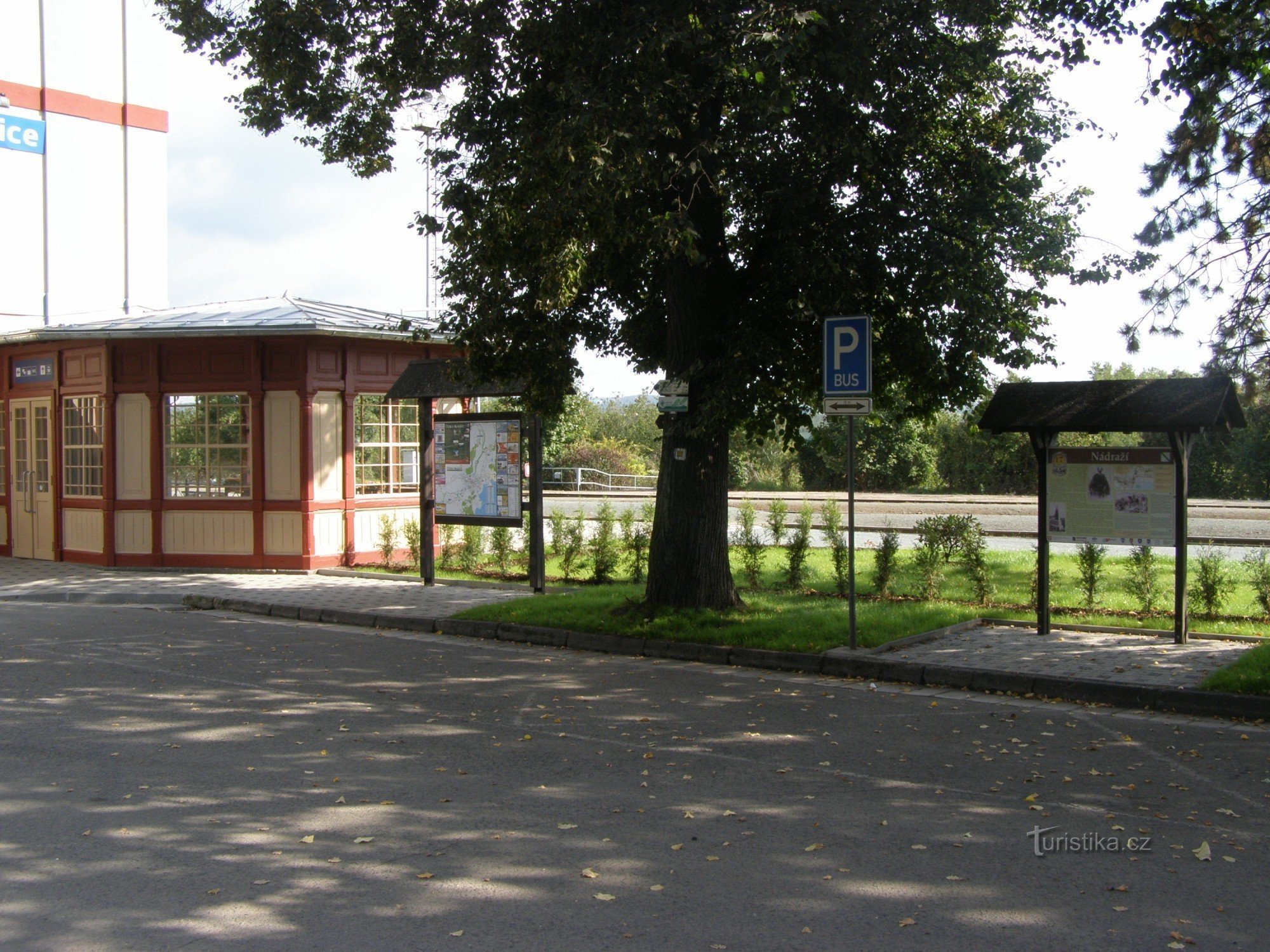 turistkorsning Česká Skalice - järnväg, järnvägsstation