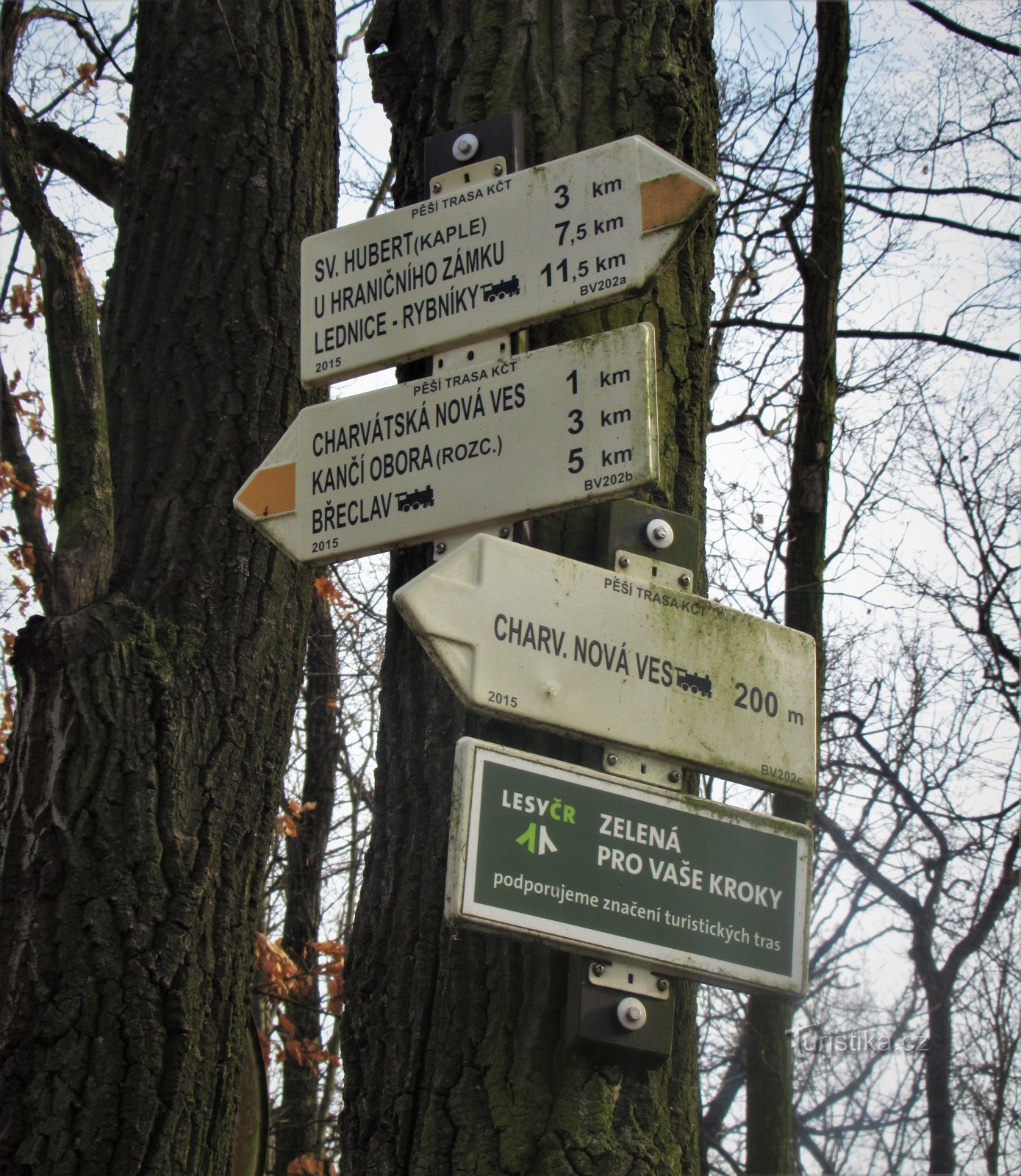 Tourist crossroads Charvátská Nová Ves, railway