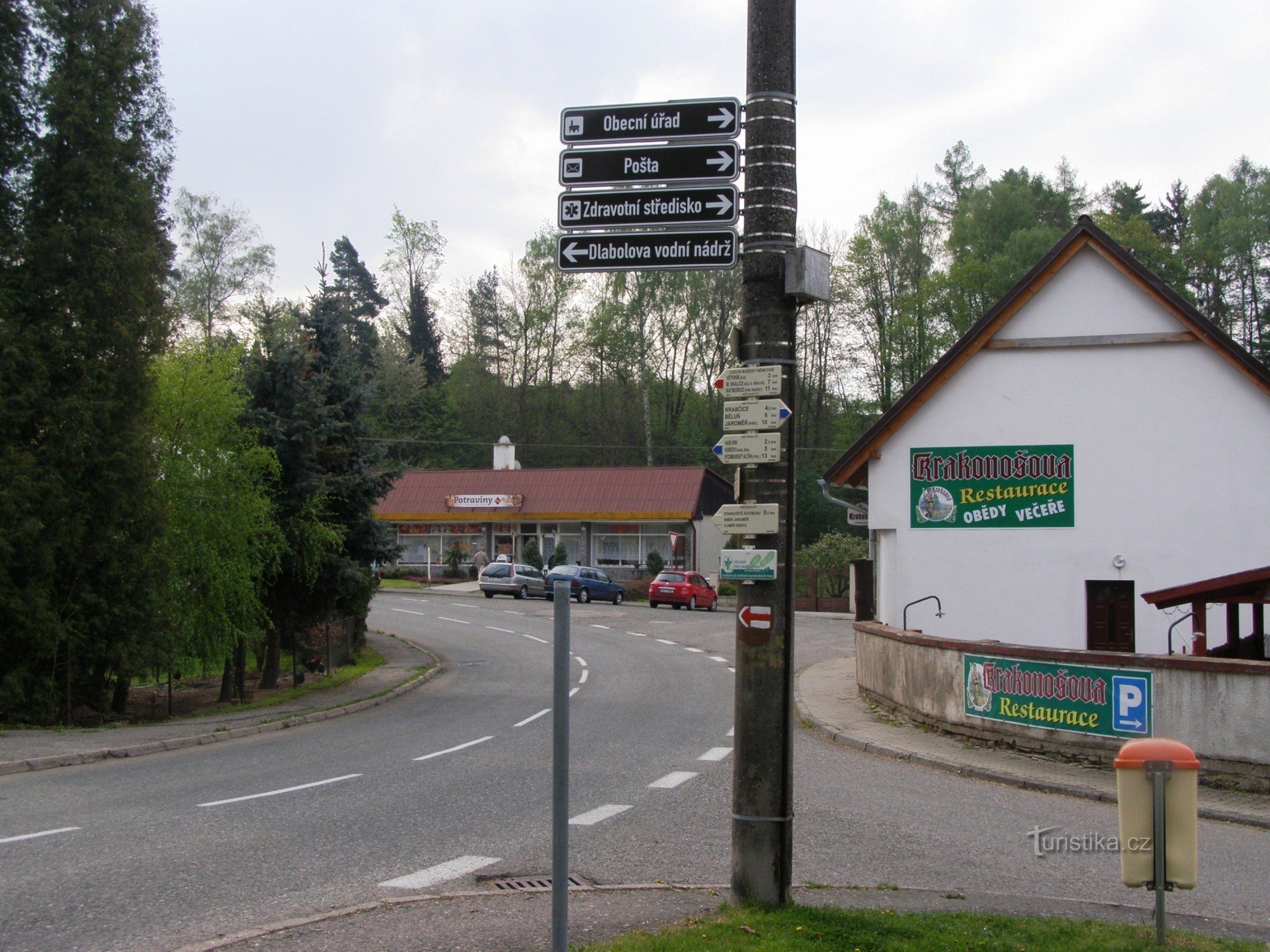 tourist crossroads Chvalkovice - near the swimming pool