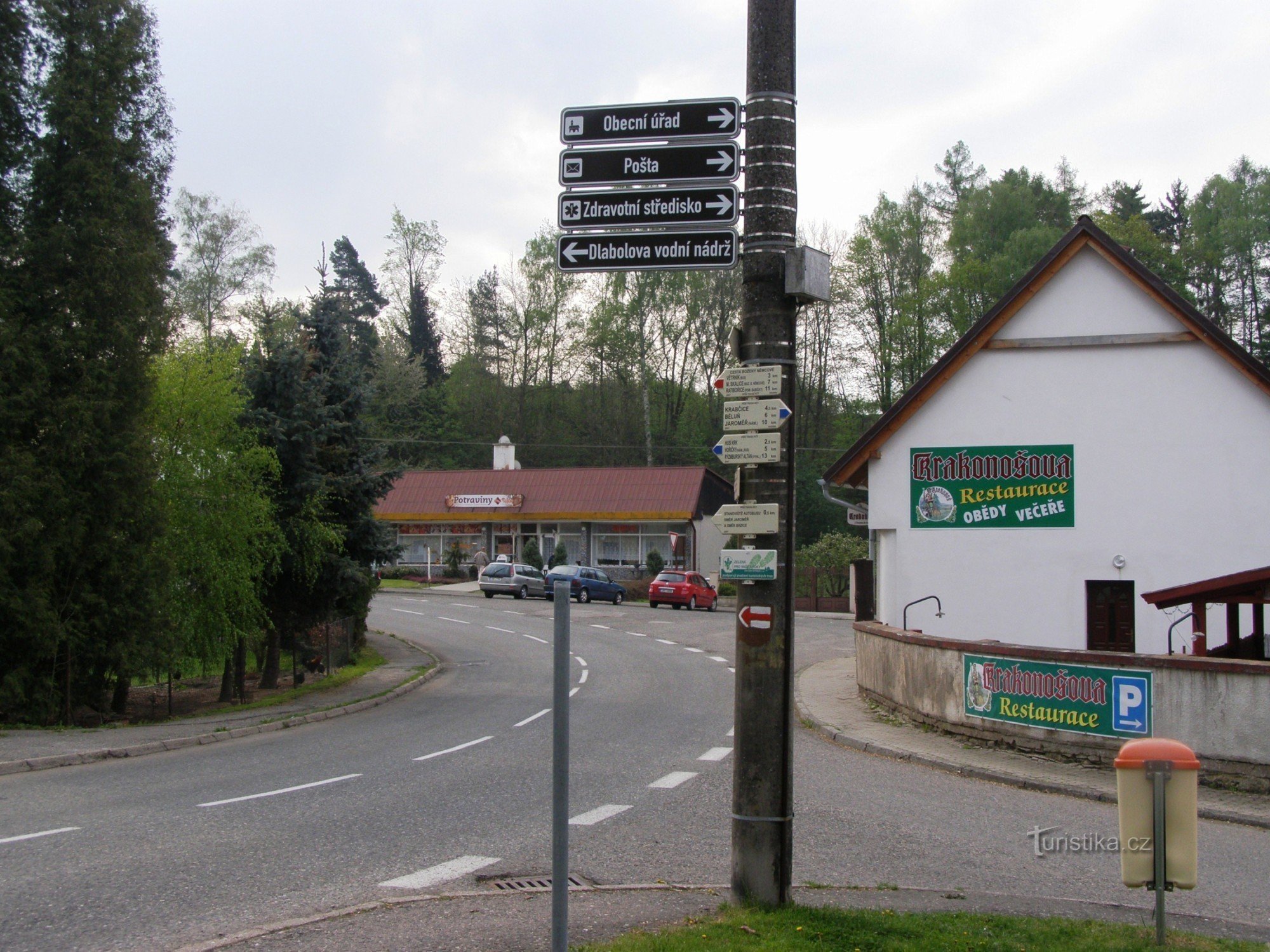 turistiristeys Chvalkovice - lähellä uima-allasta