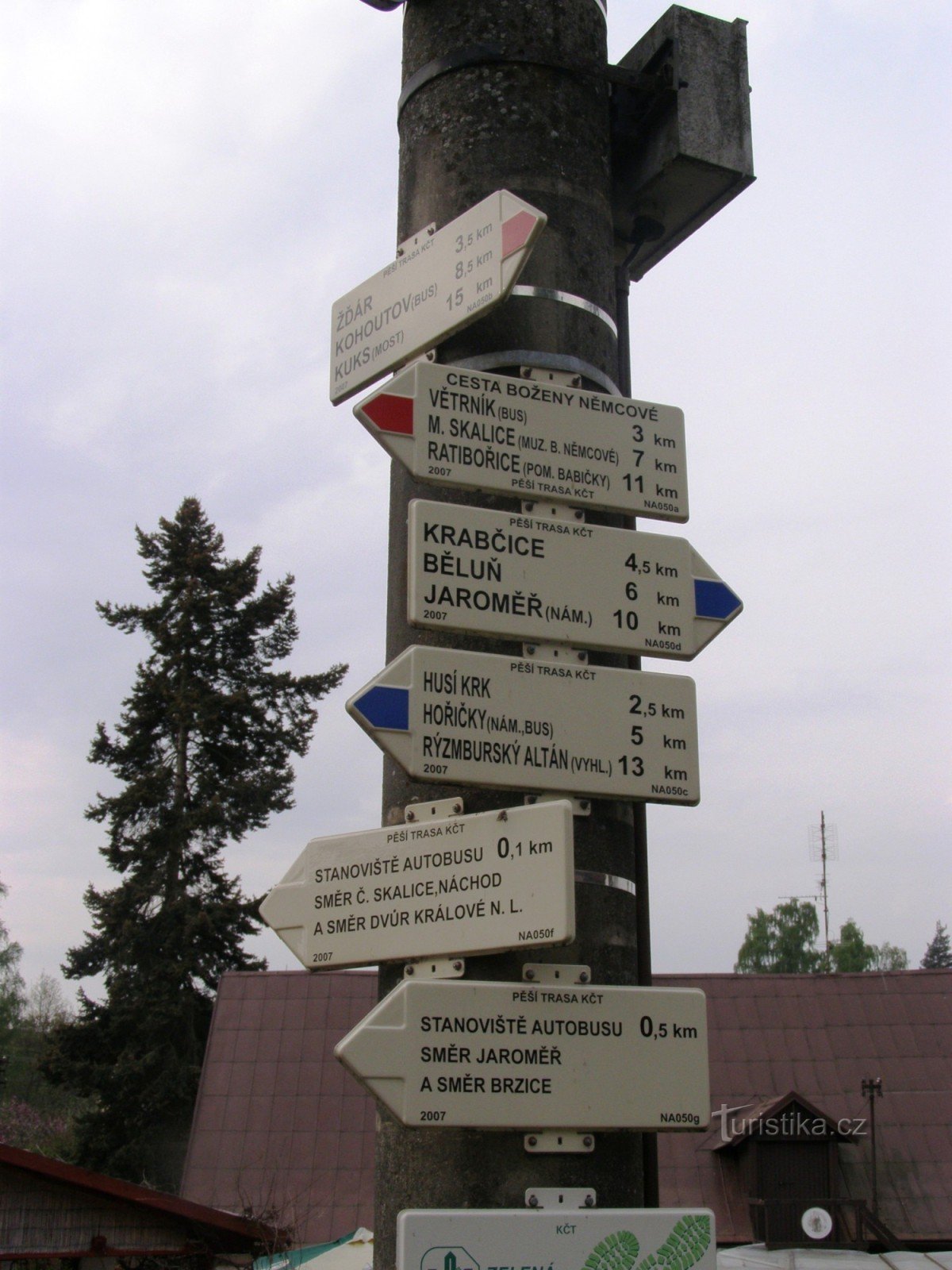 toeristisch kruispunt Chvalkovice - vlakbij het zwembad
