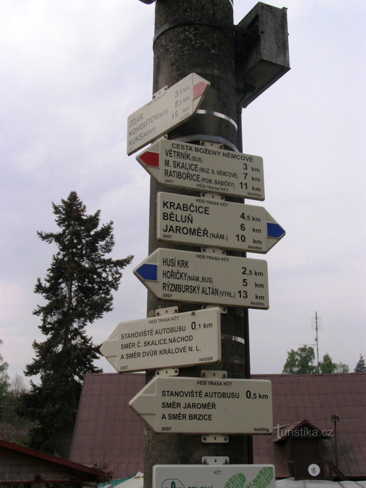 encrucijada turística Chvalkovice - cerca de la piscina