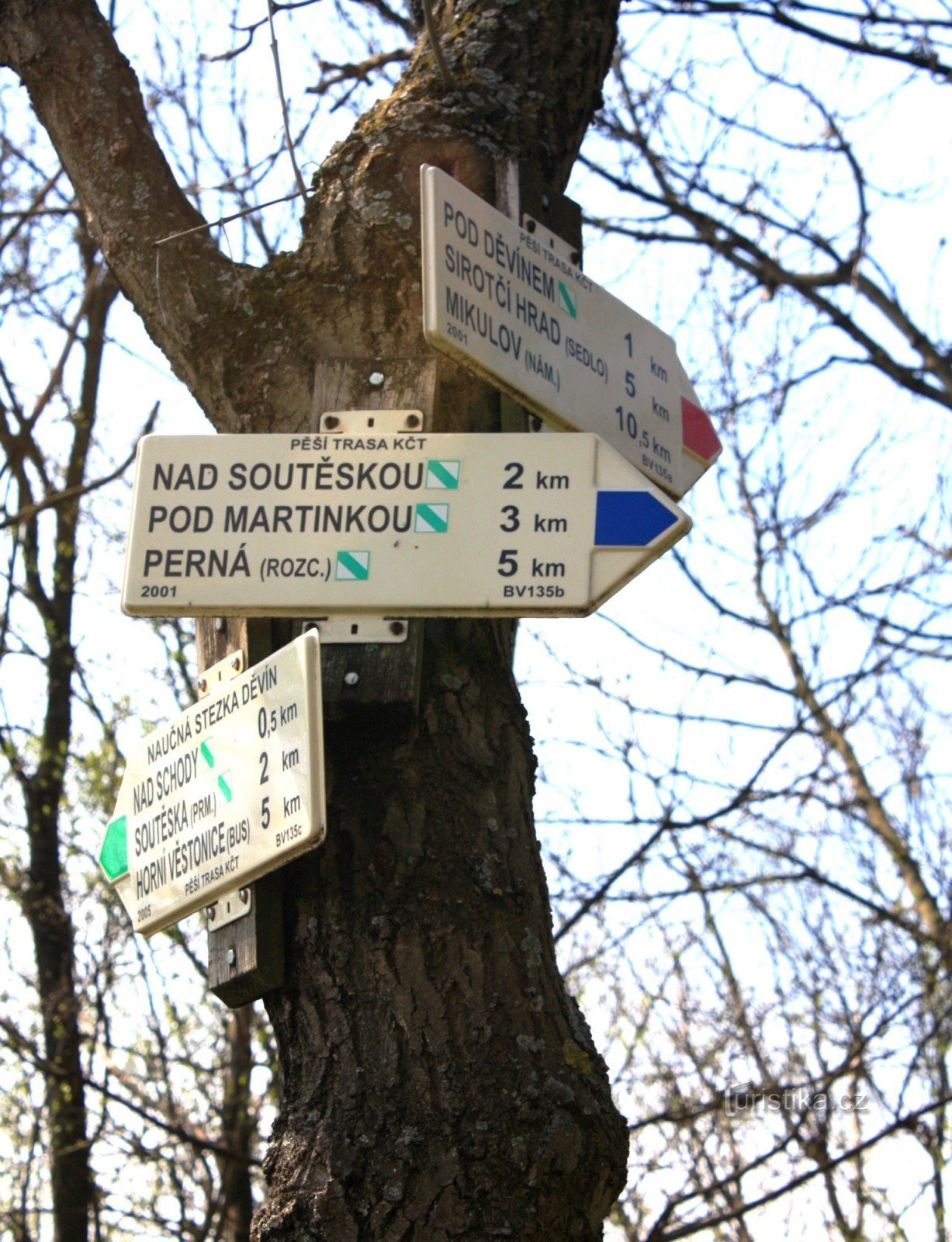 Tourist crossroads Dívčí hrad sedlo