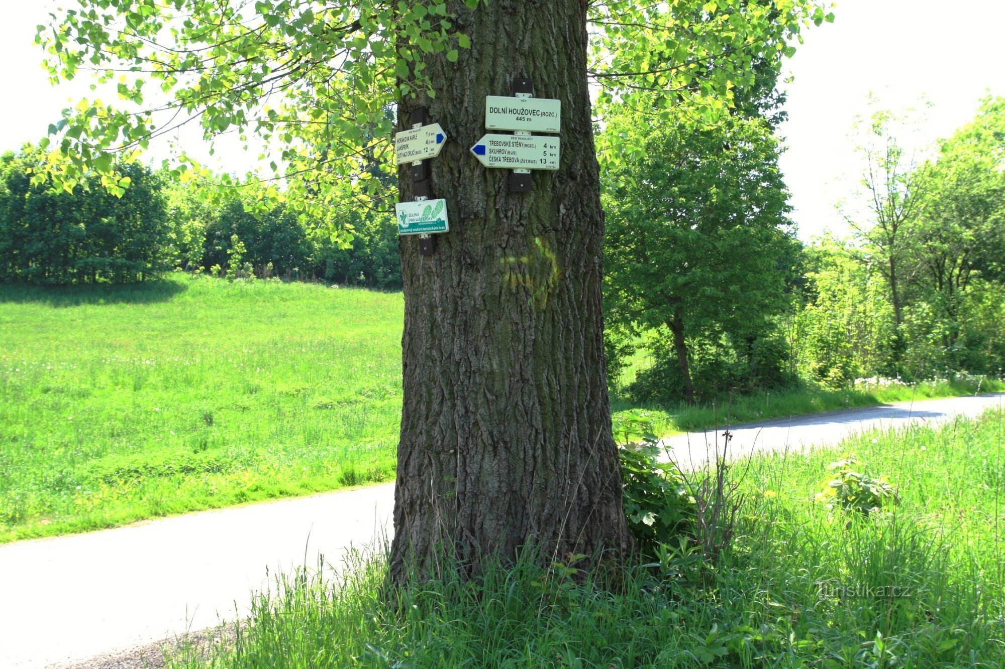 Tourist crossroads Dolní Houžovec