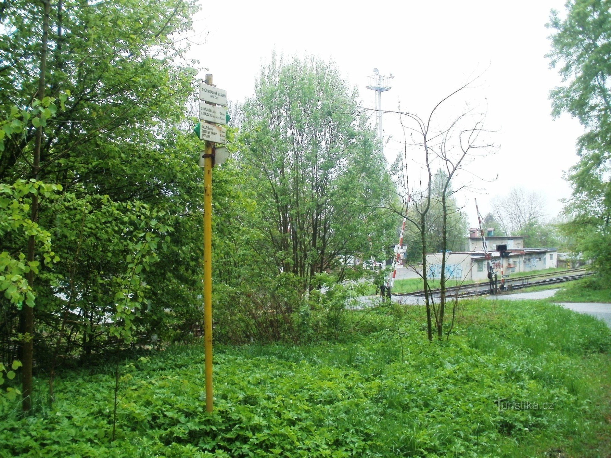 encruzilhada turística Dvur Králové - no cruzamento da ferrovia