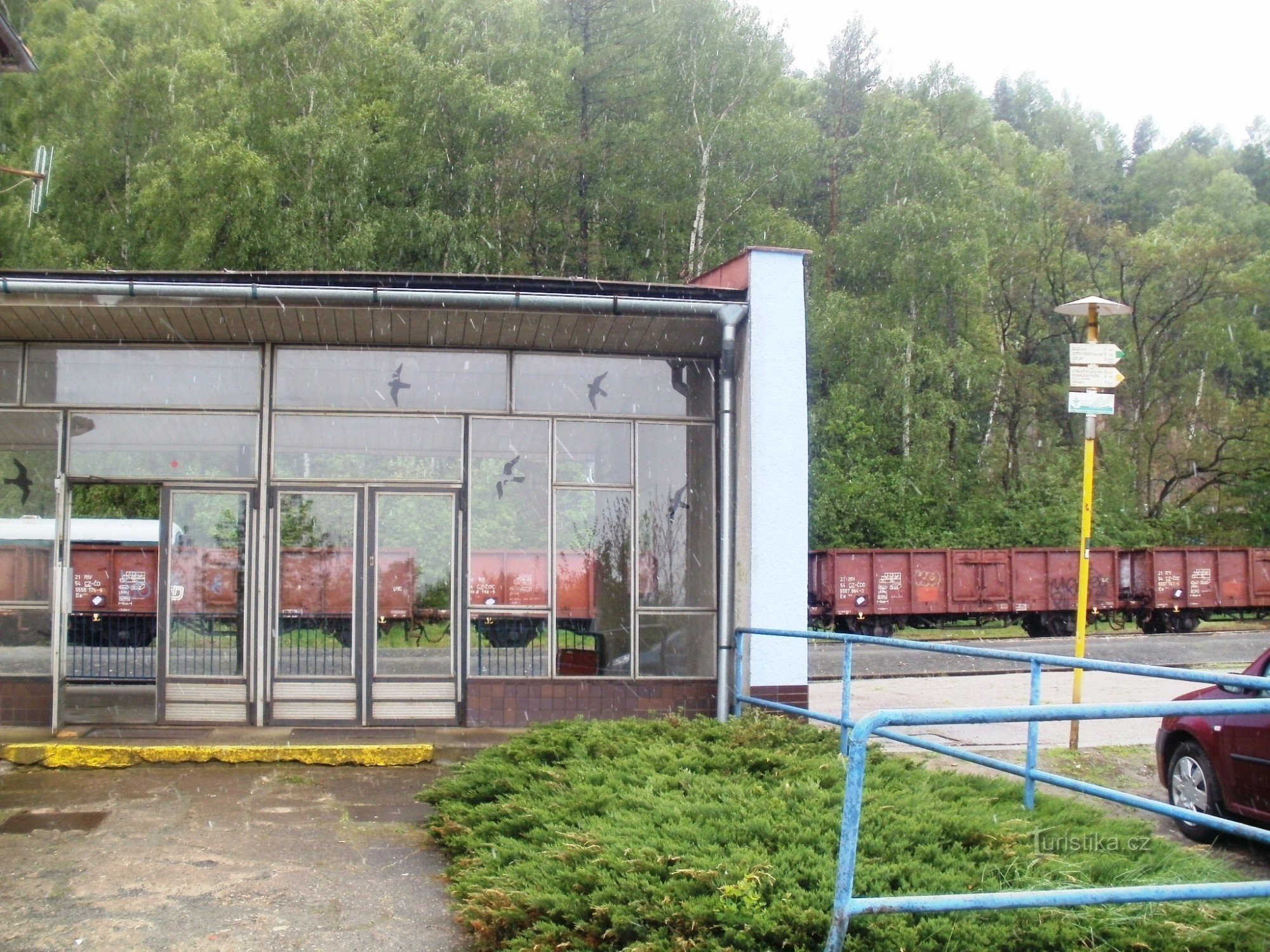 encruzilhada turística Dvur Králové - ferrovia, estação ferroviária