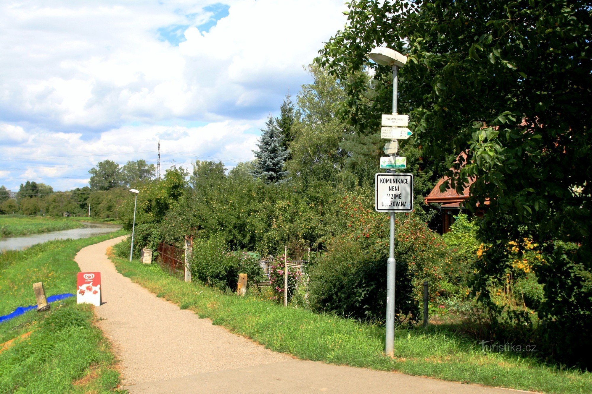 Hodonín-loděnice tourist crossroads