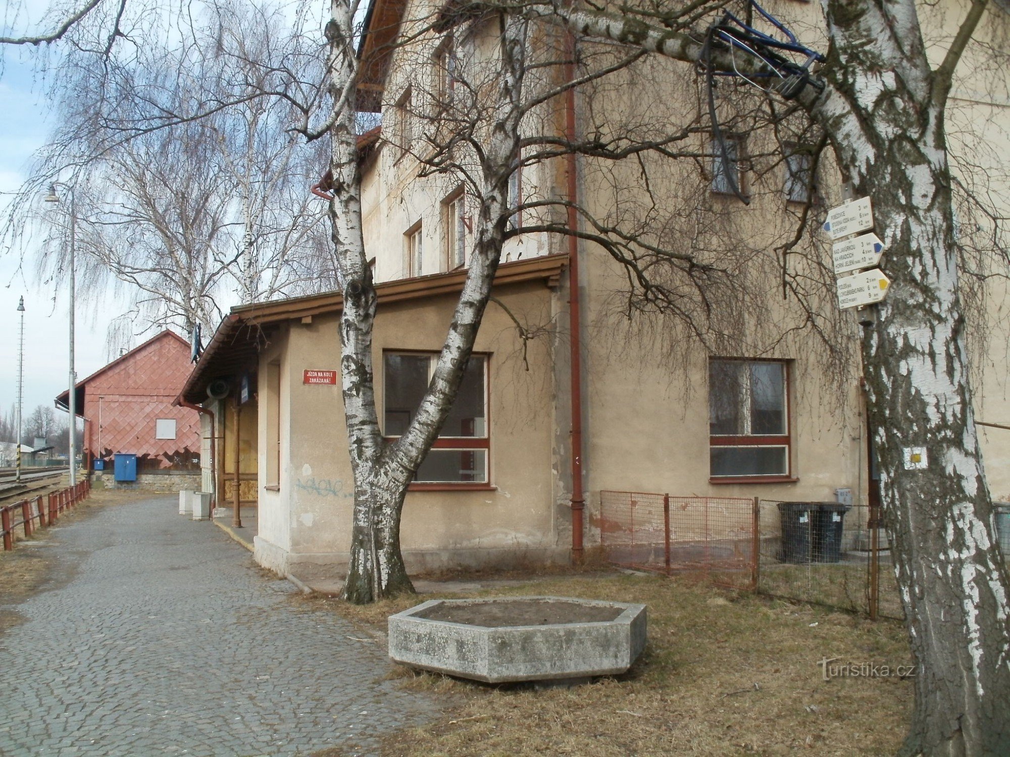 toeristisch kruispunt Holice - treinstation